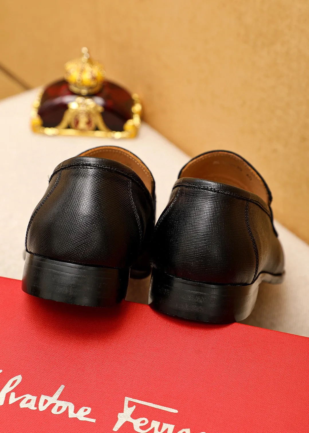 Men's shoes 💰442 💐 Product trademark: Ferragamo "Ferragamo" casual leather shoes Regular size: 38-44 (45.46🉑️customized) Product materials: Selected imported first-layer cross-grain cowhide upper + original hardware buckle, imported water-dyed cow leather lining. Strong three-dimensional visual effect, combined outsole Color: 1⃣️color optional
